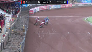 A screen capture of the streaming view showing 3 Speedway racers and the score overlay at the top.